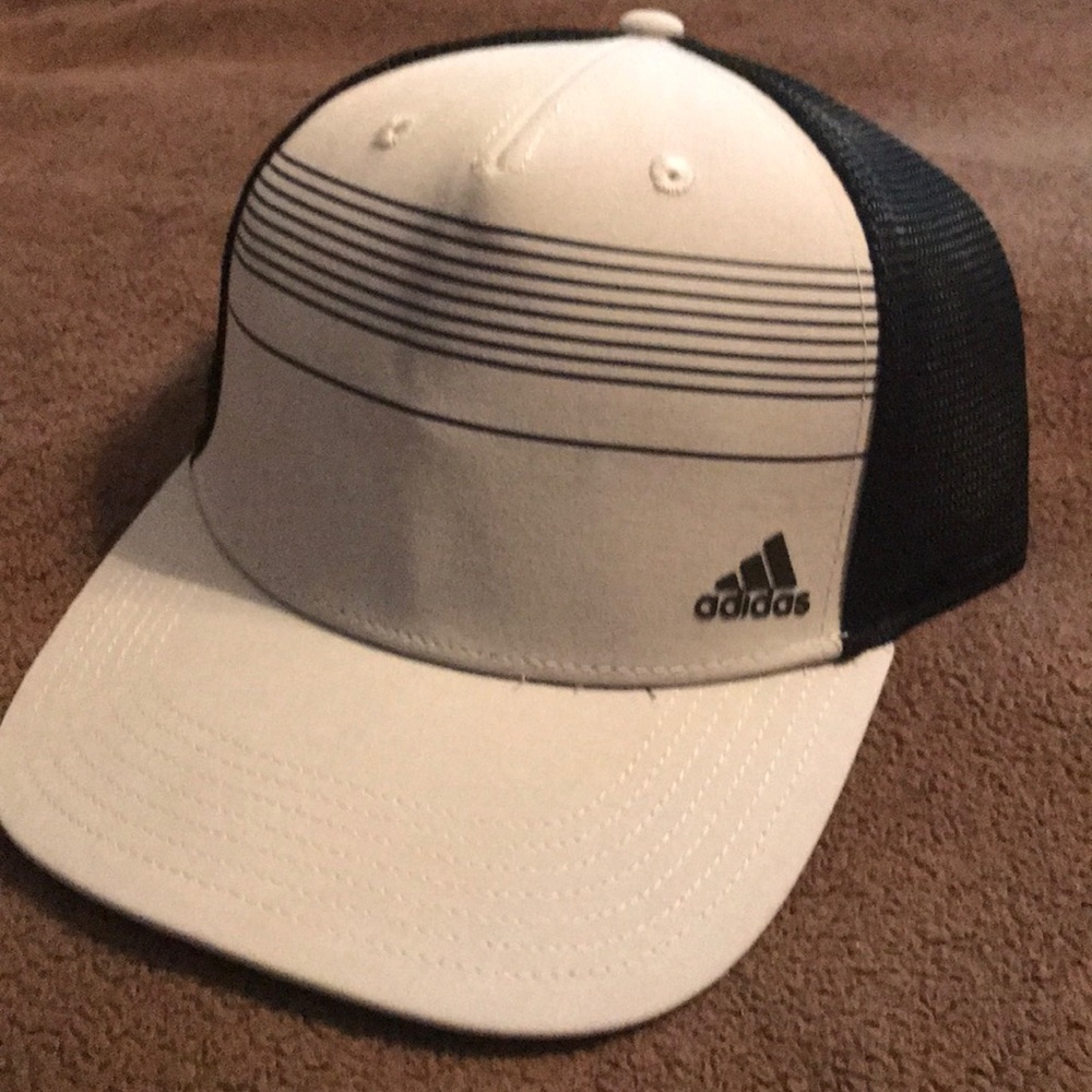NWT‼️ ADIDAS Trucker HAT. BRAND NEW 10/10 💥